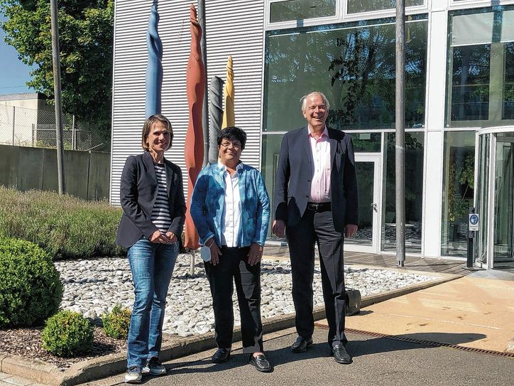 Die SPD-Bundestagsabgeordnete Claudia Moll hatte ihren Besuch im Medienhaus Weiss coronabedingt verschieben müssen. Doch nun konnten die Geschäftsführer der Verlage, Martina Schmitz und Alexander Lenders ihre Sorgen um Mindestlohn, Zustellung und den Wunsch nach mehr Unterstützung für die Medienlandschaft Gehör verschaffen. Foto: Fö