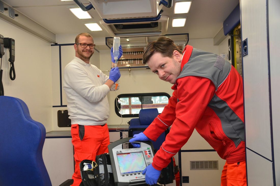 Schnell und kompetent im Einsatz, um das Leben der Eifeler zu retten: Die Einsatzkräfte der Rettungswache im Simmerather Katastrophenschutz. Hier bereiten Till Buchholz (l.) und Martin Blum den Rettungswagen auf den nächsten Notfall vor. Foto: T. Förster