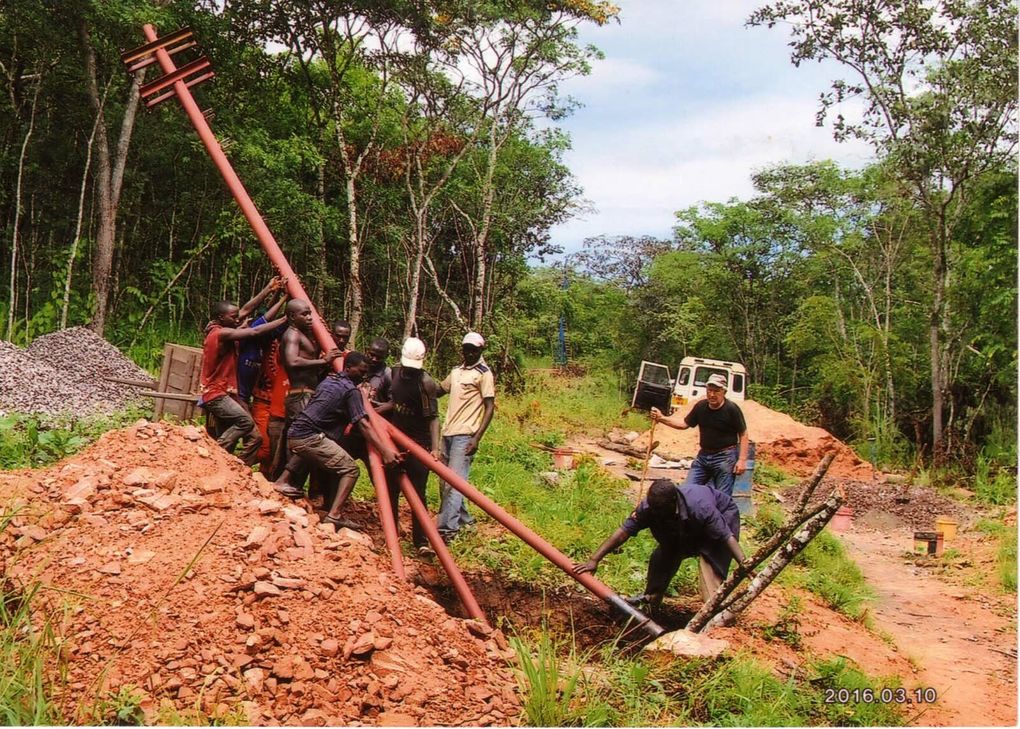 Eine Wasserturbine soll Strom ins Knabenseminar von Bruder Theo Call bringen.