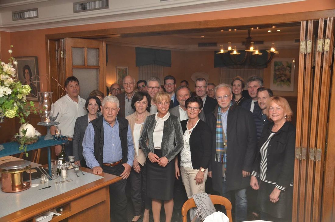 Bruder Theo Call (vorne, l.) besuchte die Rotarier aus der Nordeifel, die ihn bei einer Baumpflanz-Aktion in Tansania unterstützen. Foto: T. Förster