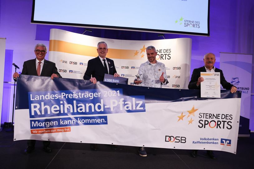 ...und der "Große Stern des Sports" in Silber geht nach Cochem (von links): Roger Lewentz, rheinland-pfälzischer Sportminister, Thomas Welter, Sprecher der Volksbanken Raiffeisenbanken im Landkreis Cochem-Zell, Peter Raueiser vom TV Cochem und LSB-Präsident Wolfgang Bärnwick.