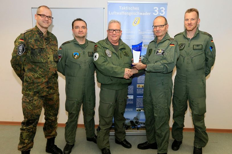Der Kommodore und die Verantwortlichen für die Flugsicherheit des Geschwaders bei der Preisverleihung (von links): Oberstleutnant Udo Beckert (Kommandeur Technische Gruppe), Oberstleutnant Jens Brandt (Flugsicherheit), Oberst Thomas Schneider, Oberst i.G. Bernhard Martin und Oberstleutnant Christian Paust (Kommandeur Fliegende Gruppe).