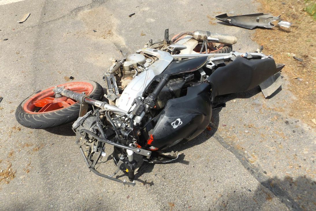 Das Foto zeigt das Motorrad des Verkehrsunfalls in Hecken.