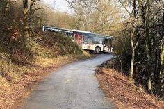 Der festgefahrene Bus auf dem landwirtschaftlichen Weg. Foto: Andrea Seifert