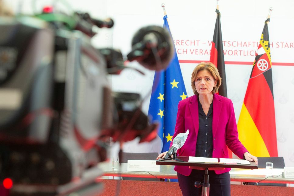 Im Rahmen einer Pressekonferenz "Corona-Pandemie/Schutzschild für Rheinland-Pfalz" stellte unter anderem Ministerpräsidentin Malu Dreyer die Hilfsmaßnahmen des Landes vor.