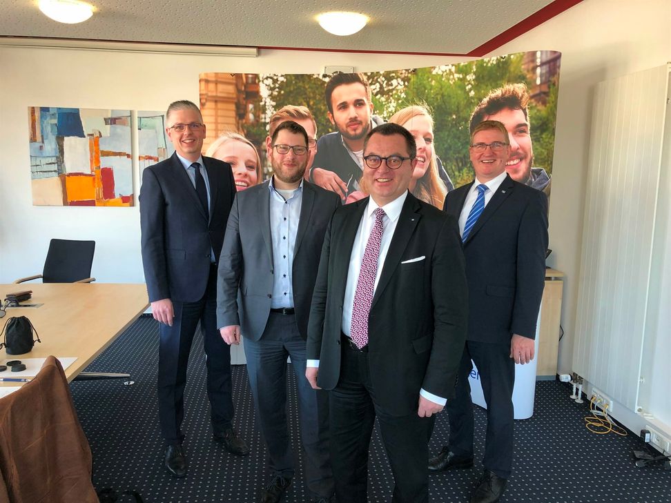 Drei von vier Akteuren der neuen Raiffeisenbank Cochem-Zell: Thomas Welter (links), Raiffeisenbank "Eifeltor", Christian Klaus (zweiter von links), Raiffeisenbank "Moselkrampen" und Hans Josef Schumacher (rechts), Raiffeisenbank Zeller Land.  Mit auf dem Bild ist auch der Vorstand der VVR Bank, Peter van Moerbeeck. Eine Fusion mit der VVR-Bank war von den Raiffeisenbanken aus Cochem-Zell nicht gewünscht. Foto: Archiv