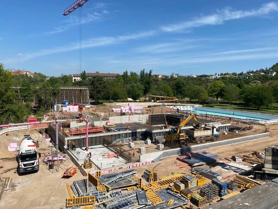 Die Baustelle Salinenbad in Bad Kreuznach liegt trotz Corona-Pandemie voll im Zeitplanlan.