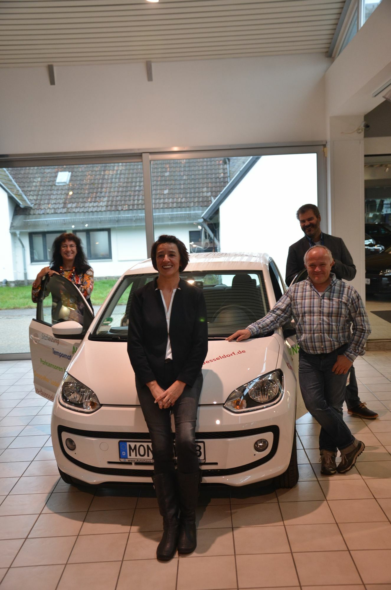 Freuen sich mit Sylvia Wentzler (v.l.): Ulrike Call (AMU), Volker Brandenburg (Autohaus Düsseldorf) und Stefan Pauls, bei dem die Gewinnerin das große Los ausgefüllt hat.