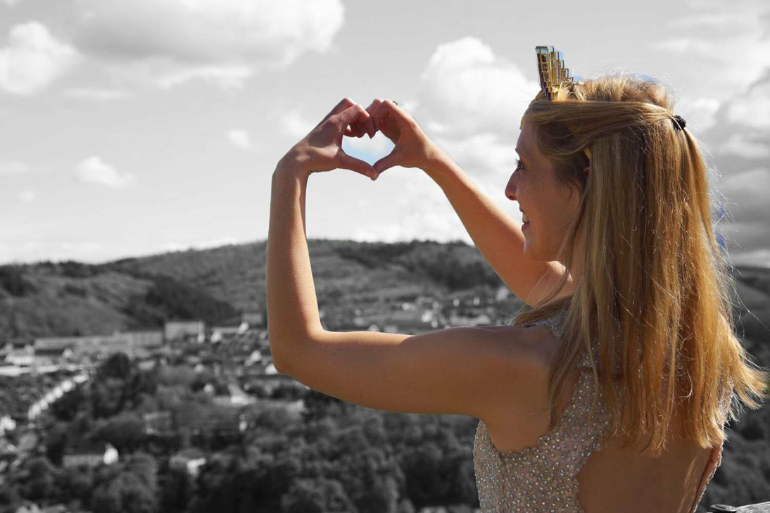 Die amtierende Deutsche Edelsteinkönigin Bettina Reiter sagt leise Servus.