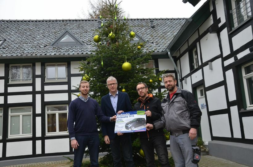 Mit Sternen und einer großen Weihnachtsverlosung machen sie Simmerath in der Adventszeit zum attraktiven Einkaufsort (v.r.): Gerhard Leister, Henning Braun und Michael Haas vom Gewerbeverein sowie Stawag-Kundenbetreuer Tim Waden.