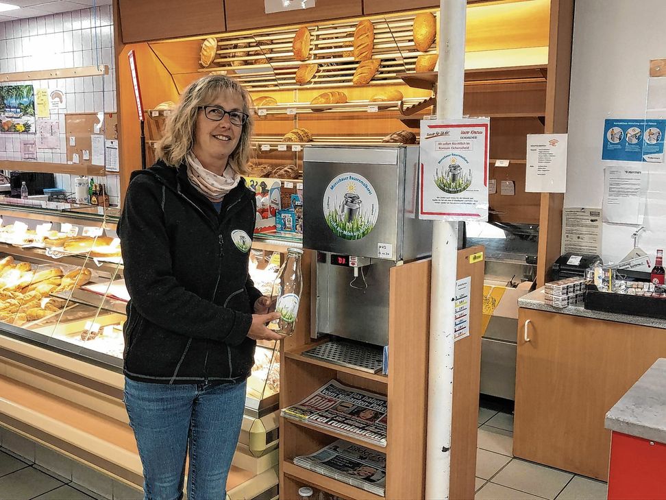 Monika Thomas hat im Eicherscheider Konsum einen Milchautomaten aufgestellt, wo man sich Eifeler Bauernmilch zapfen kann. Foto: T. Förster