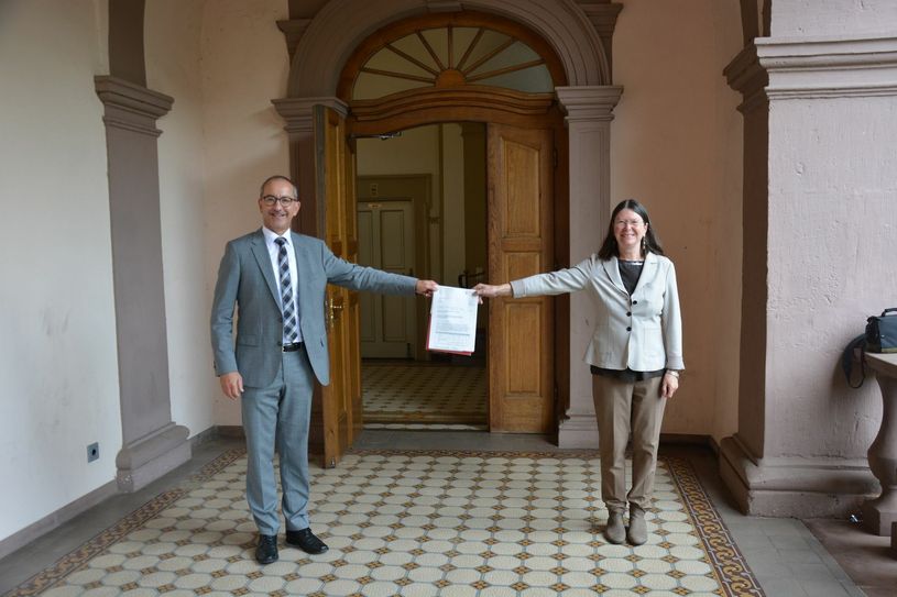 Bürgermeister der Stadt Konz und VG Konz Joachim Weber mit Umweltministerin Ulrike Höfken bei der symbolischen Übergabe des Förderbescheids. Foto: VG Konz