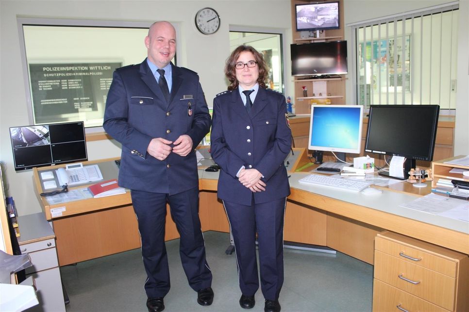 Das Foto zeigt Polizeihauptkommissarin  Dreiling gemeinsam mit dem Leiter der Polizeiinspektion Wittlich, Polizeioberat Sienkiewicz. Foto: Polizeiinspektion Wittlich