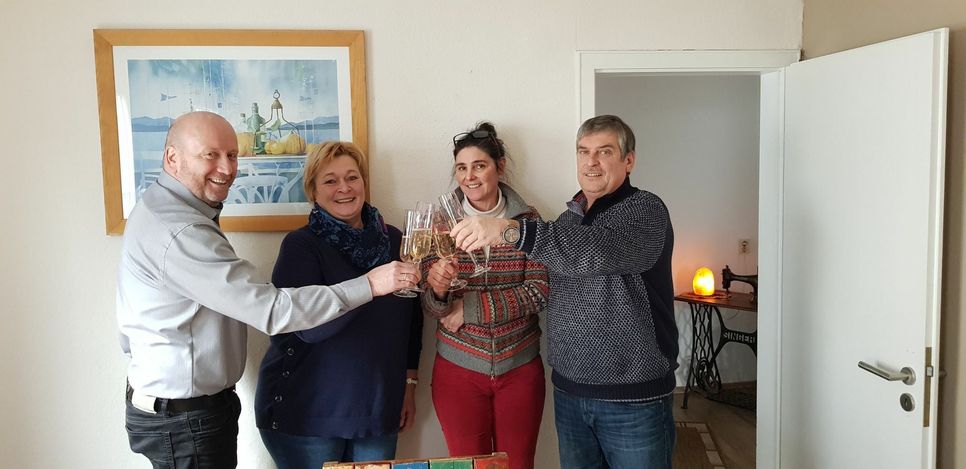 Stoßen auf eine gute Zukunft an (von links): Helmut Brück, Beigeordneter Ediger-Eller, Cornelia Brück, Elisabeth Treis und Ralf Brück.