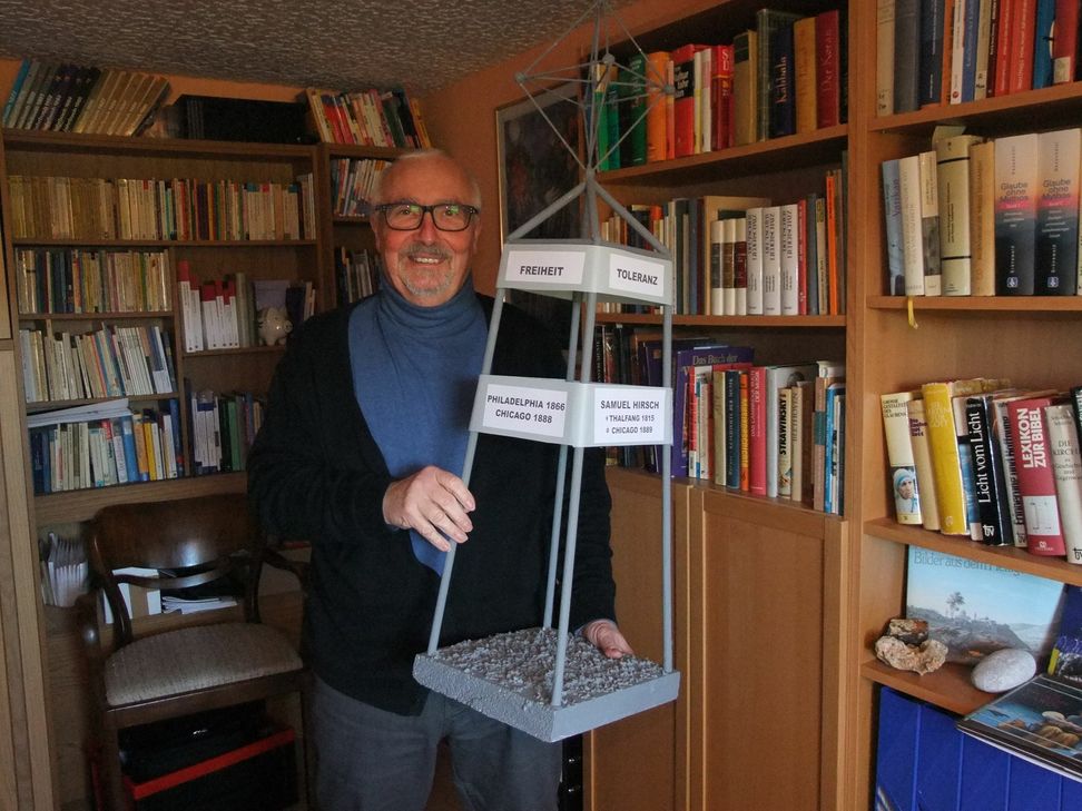 Elmar Ittenbach präsentiert sein Modell für das Denkmal, das er in Anlehnung an das Grabmal von Samuel Hirsch in Chicago gebaut hat. Foto: Fischer