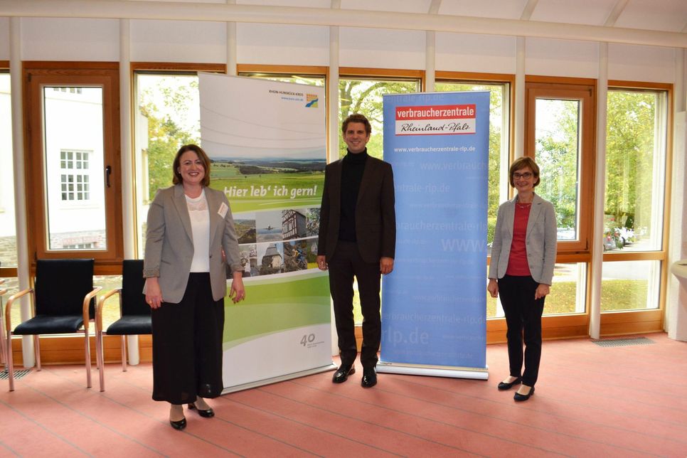 Daniela Plehn, Landrat Dr. Marlon Bröhr und Ulrike von der Lühe bei der offiziellen Eröffnung des neuen Stützpunktes im Kreishaus. (Foto: Andreas Bender)