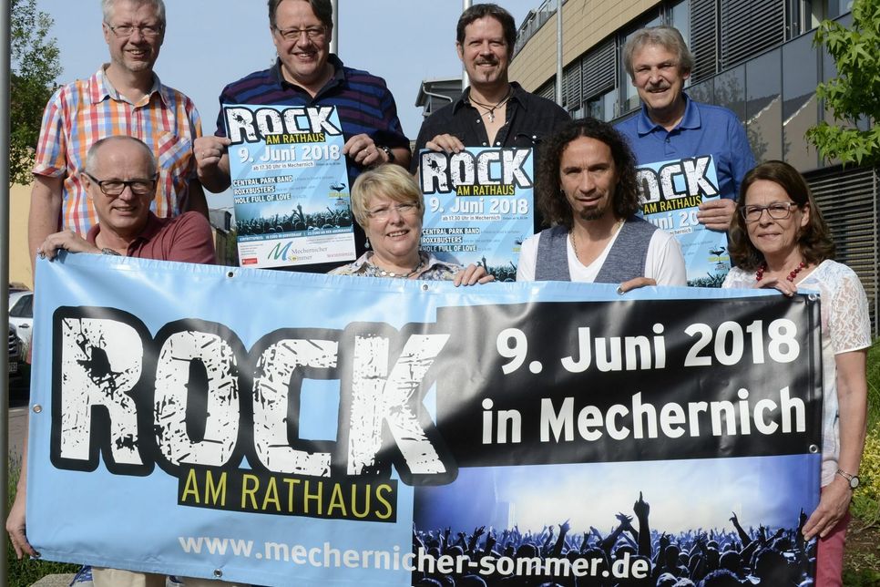 Bei »Rock am Rathaus« gibt Stephan Brings (3. v.re.) ab 17 Uhr für die Mechernich Stiftung gleich zu Beginn ein 45minütiges Mitsingkonzert. mn-Foto