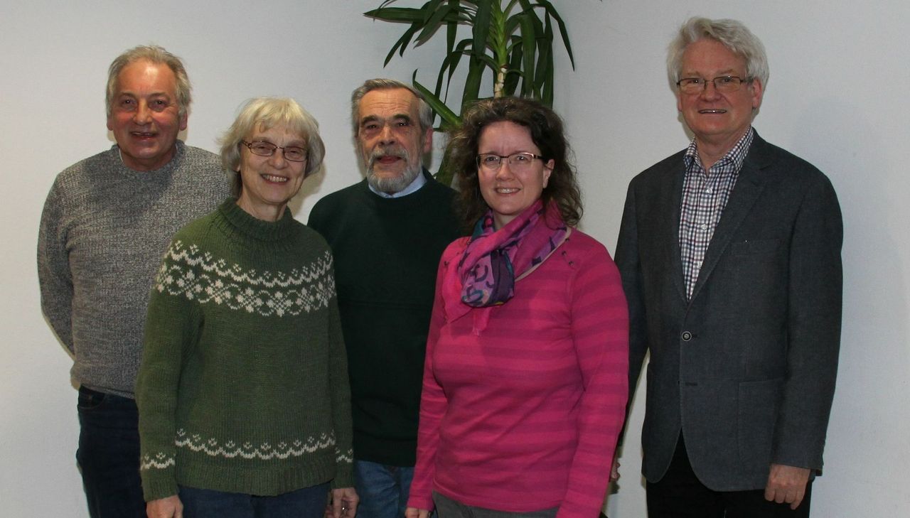 Der Vorstand des Flüchtlingshilfevereins (von links): Wolfgang Göttes (Kassierer), Heide Schmitt (Beisitzerin), Klaus Kaißling (Schriftführer), Metje Steinau (stellvertretende Vorsitzende) und Gerd Kohlhaas (Vorsitzender).