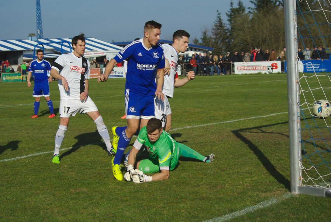 Enrico Köppen (blaues Trikot) spitzelt den Ball vorbei an Torwart Kevin Urban zum 1:1-Ausgleich ins Tor. Am Ende war der Karbacher Stürmer dreimal selber erfolgreich und lieferte die Vorlage zum 4:1-Endstand. Foto: Arno Boes