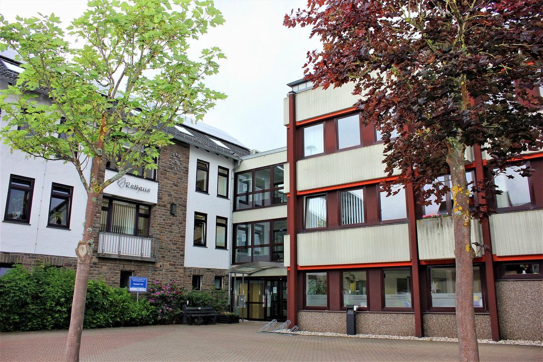 Die Gemeinde Kall reagiert auf die deutlich steigenden Covid-19-Infektionszahlen mit verschiedenen Maßnahmen. Rathausbesuche etwa sind nur nach voriger Terminvereinbarung möglich. Foto: Alice Gempfer/Gemeinde Kall