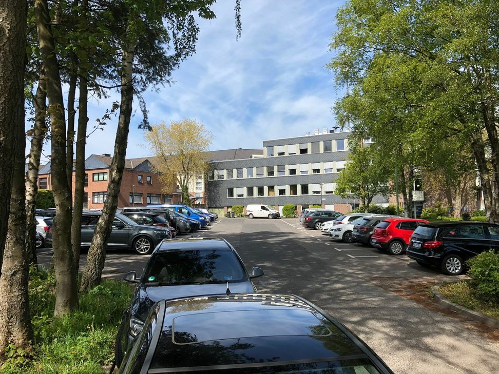 Wie hier auf dem Platz hinter dem Rathaus ist Parken an vielen Stellen in Simmerath ein Problem. Parkhäuser zur Entlastung fordert Ortsvorsteher Stefan Haas an dieser Stelle sowie nahe der Eifelklinik in der Quadfliegstraße. Foto: T. Förster