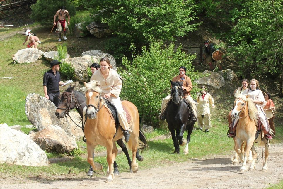 Rund 80 Akteure, 28 Pferde und Hunderte sehnende Karl-May-Fans: Zwischen dem 23. Juni und dem 16. Juli findet das Westernspektakel im Pluwiger Steinbruch statt. Fotos: Bernardy