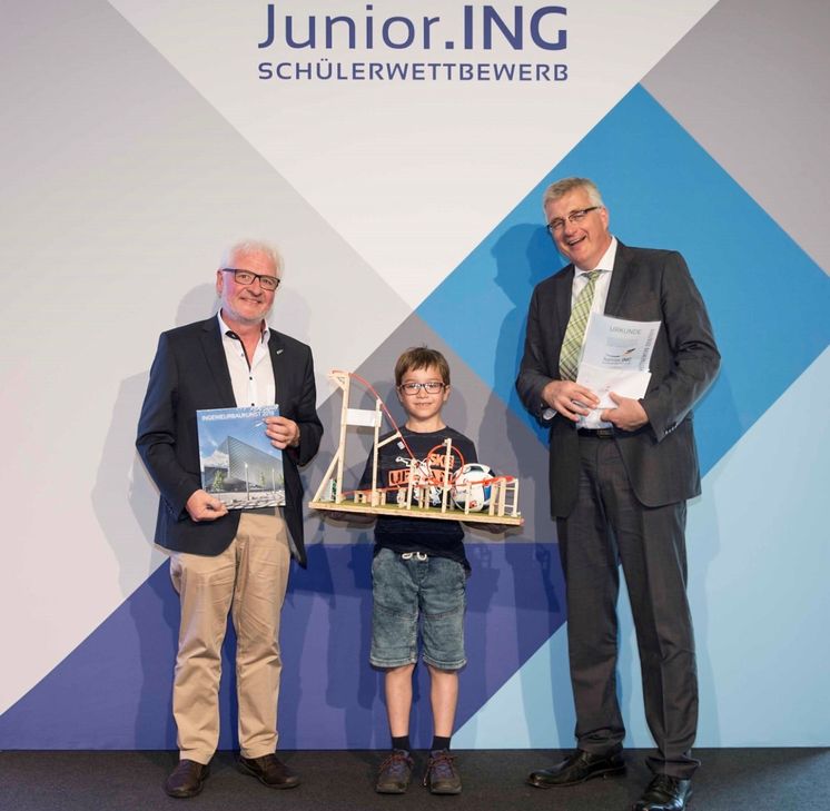 Dr. Ing. Horst Lenz, Präsident der Ingenieurkammer Rheinland-Pfalz, (li.) und Ingolf Kluge, Vizepräsident der Bundesingenieurkammer, gratulieren Leonard