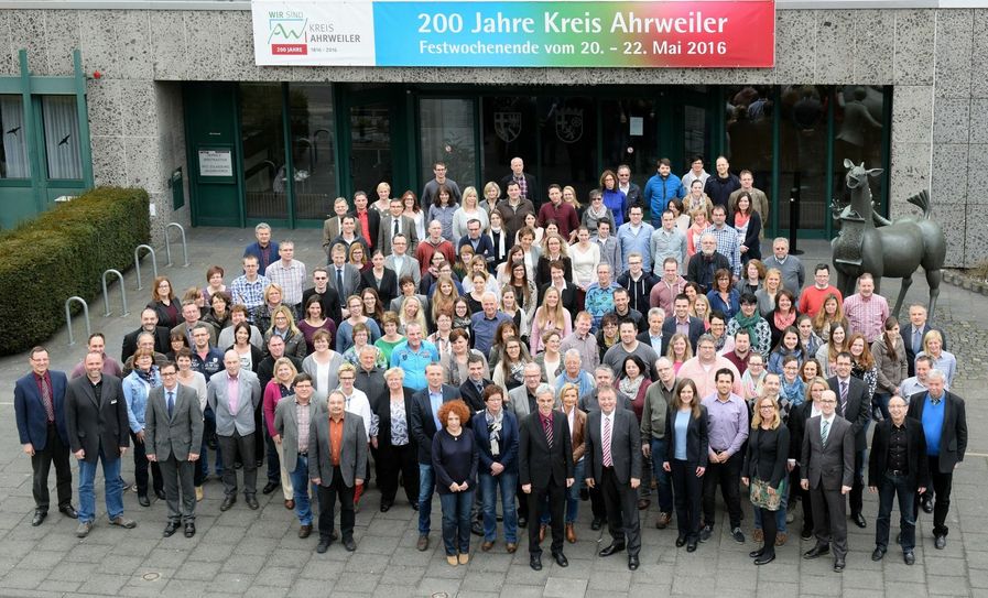 Die Mitarbeiter der Kreisverwaltung in Ahrweiler haben mit der Unterstützung zahlreicher Vereine, Institutionen und Firmen aus dem Kreis Ahrweiler die nun anstehenden Jubiläums-Feierlichkeiten organisiert. Beginn ist am 20. Mai mit einem »Tag der offenen Tür« im Kreishaus.