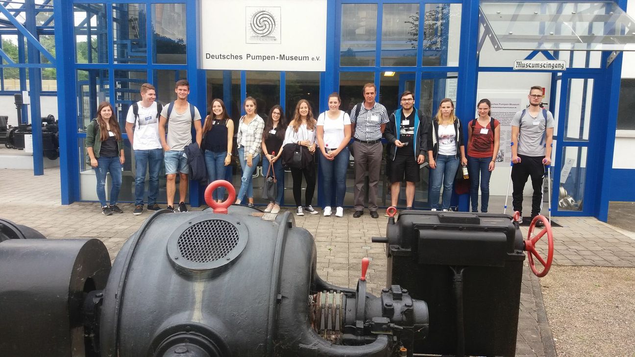 Die Welt, in der wir leben, wird stetig komplexer und der technologische Fortschritt eröffnet immer mehr Möglichkeiten. Davon konnten sich die Informatikschüler vom Gymnasium Hermeskeil selbst ein Bild machen, als sie ein Projekt bearbeitet haben, in dem es um Zuverlässigkeit von Rechnernetzen ging. Foto: FF