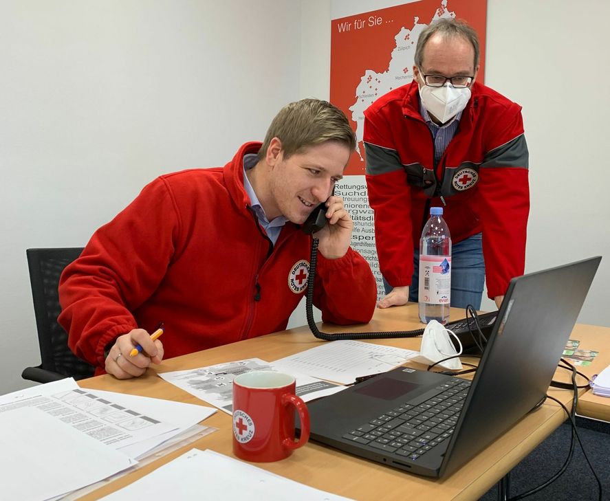 Landrat Markus Ramers (links, hier mit DRK-Geschäftsführer Rolf Klöcker) setzte sich am Montagmorgen ans Bürgertelefon. Foto: W. Andres / Kreisverwaltung