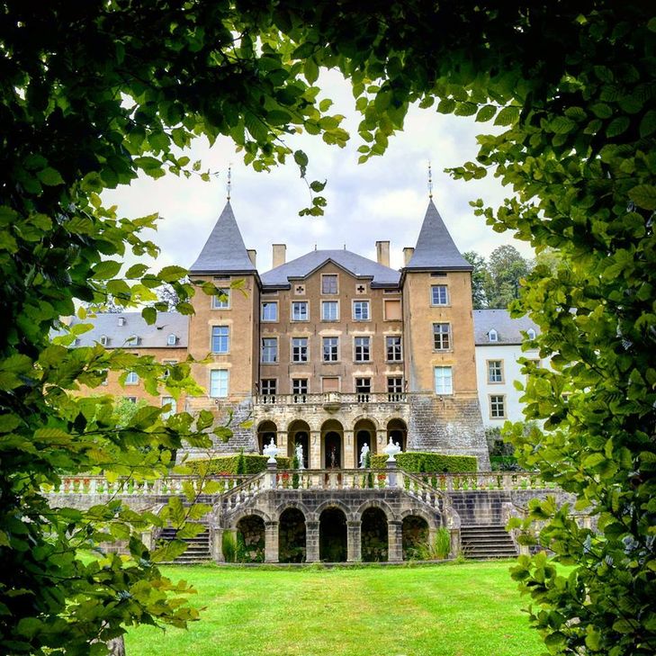 Im Tal der sieben Schlösser liegt Ansembourg mit seinen französischen Terrassengärten, die über die Grenzen Luxemburgs bekannt sind. Infos unter www.visitluxembourg.com