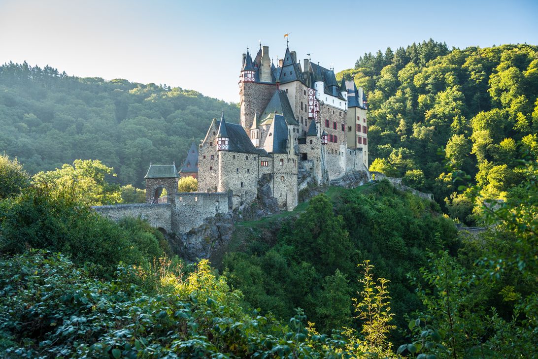 Was für ein prächtiges Märchenschloss: Die Burg Eltz, eine der schönsten Burganlagen Deutschlands, steht auf einem Fels im Tal der Elz, die das Maifeld von der Eifel trennt. Die Innenausstattung gibt einen Überblick über 800 Jahre adelige Wohnkultur. Für Besucher ist die Burg von Ostern bis Allerheiligen geöffnet. Vielen ist sie auch noch vom 500-DM-Schein bekannt. Bei einer Führung tauchen die Gäste aus aller Welt ein in das Gebäude der deutschen Ritterburg schlechthin. Sie besichtigen die Schatzkammer und staunen über die Lage der Burg inmitten der wilden Natur des Elzbachtals. Infos unter: www.burg-eltz.de