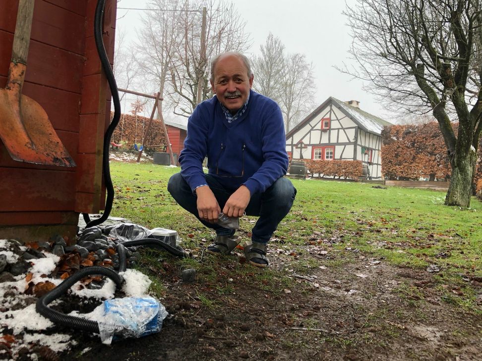Herbert Sliwinski stellt seinen Garten in Eicherscheid als Erdbeben-Messstelle der RWTH Aachen zur Verfügung. Foto: T. Förster