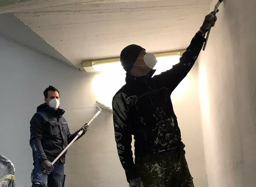Denis Proske und Joachim Dietz bei Anstricharbeiten im Treppenhaus der Parkgaragen. Foto: Stadtwerke Mayen