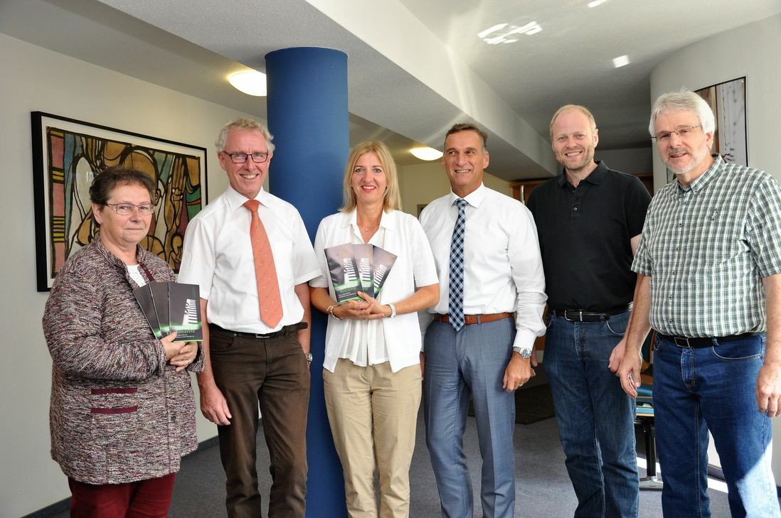 Präsentation im Stadthaus. Im Bild (v.l.): Dr. Sabine Theunert, Ulrich Junk, Alexa Spielmann-Sips, Bürgermeister Joachim Rodenkirch, Sebastian Langner und Johannes Baum. Foto: S. Baumann