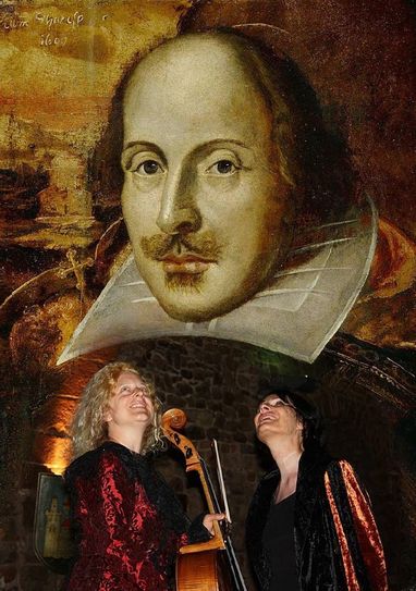 Claudia Dylla (v.l.) und  Angela Simons bringen berühmte Werke von Shakespeare auf die Bühne. Foto: Privat