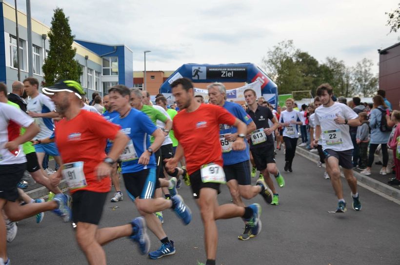Über 700 Läufer und rund 150 Walker nahmen den 5 km langen Rundkurs durch das Kranzbruchvenn am Rande von Simmerath in Angriff und feierten danach gemeinsam bei der After-Run-Party an der Sekundarschule Nordeifel.