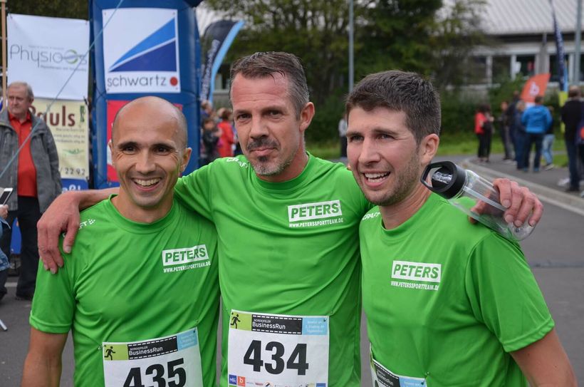 Dreifacherfolg für das »Peters Sportteam«. Markus Mey und seine Teamkollegen Christian Nießen (l.) und Markus Werker teilten das Treppchen beim zehnten Nordeifeler Businessrun unter sich auf.Fotos: T. Förster