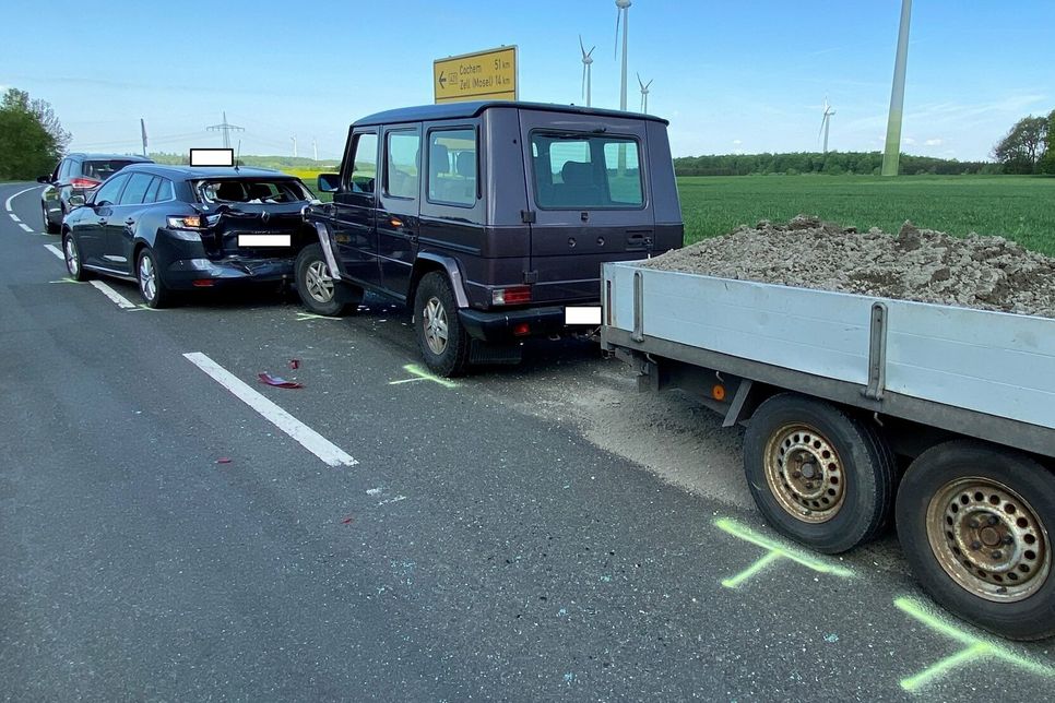 An der Einmündung B421/ L226 Gemarkung Peterswald-Löffelscheid ereignete sich ein Verkehrsunfall mit drei beteiligten Pkw.