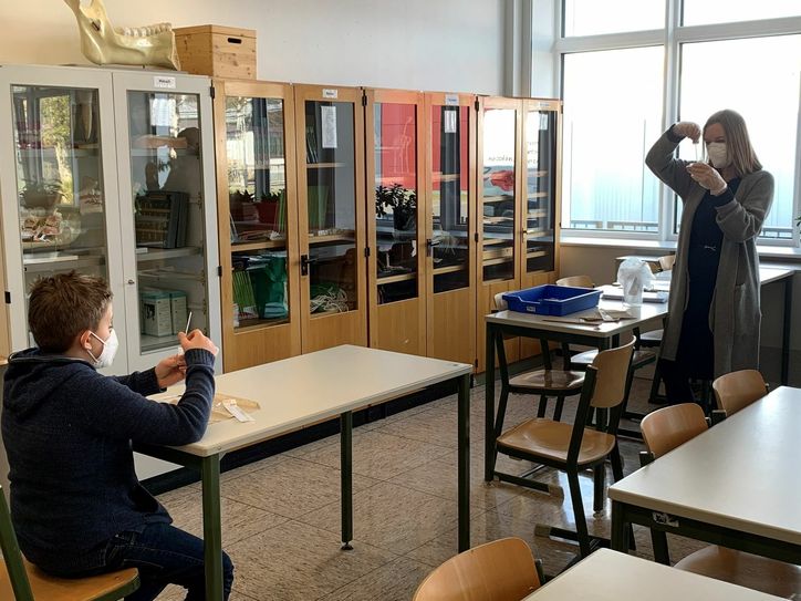 Heike Knauer ist die Beauftragte für Hygiene und Gesundheit an der Sekundarschule Nordeifel und hat sich um das Testen der Schüler gekümmert - hier zeigt sie einem Schüler der sechsten Klasse wie er sich testen muss. Foto: Jansen