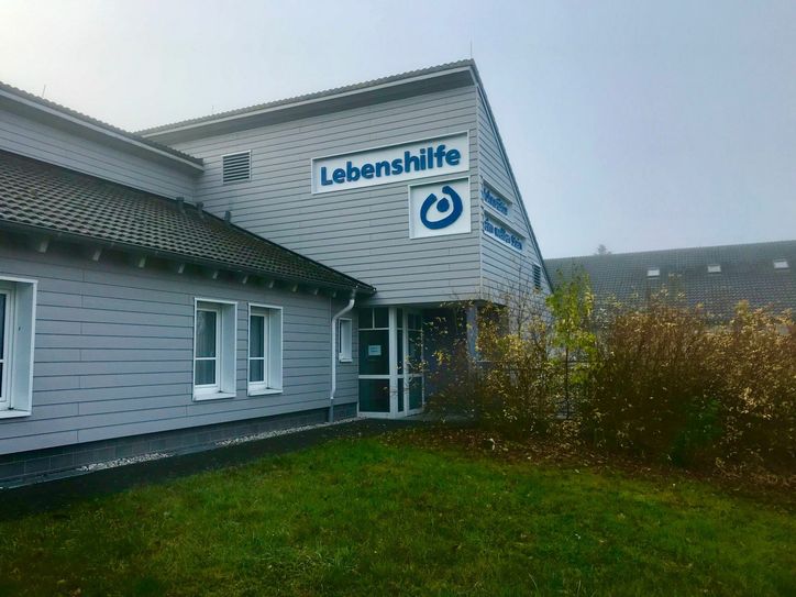 Bislang ist keiner der 38 Bewohner der Behinderteneinrichtung der Lebenshilfe in Faid geimpft. Einrichtungsleiterin Christine Seebohm (Foto) ist entsetzt. Fotos: Zender/Archiv