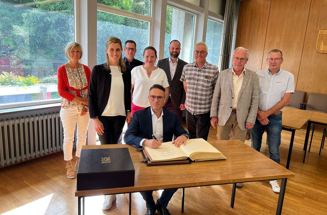Ein Bild, das der Verwaltungs- und Fraktionsspitze in der Stadt Monschau vertraut ist: Ein hochrangiger Politiker, nun der Landtagsaabgeordnete Stefan Kämmerling (SPD) trägt sich ins Goldene Buch ein. Bürgermeisterin Dr. Carmen Krämer erweitert so durch persönliche Gespräche im Rathaus ihr Netzwerk. Foto: T. Förster