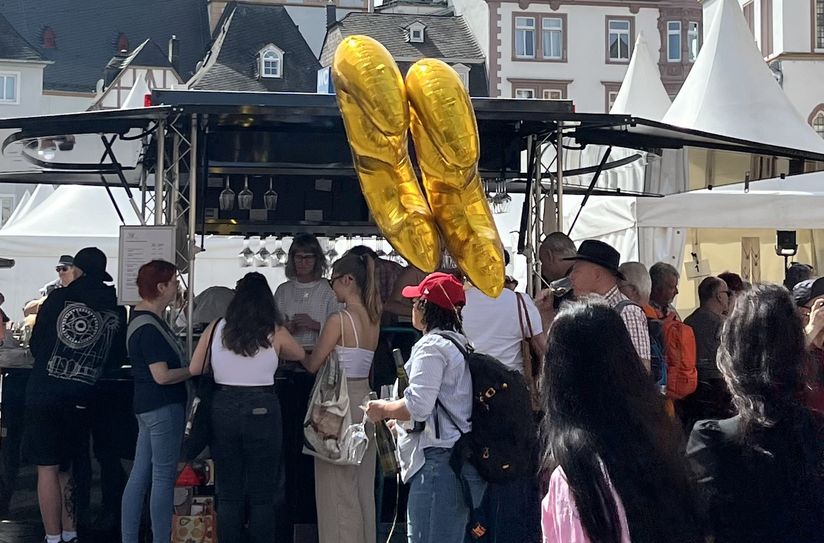 Ab dem 20. August wird erneut der achteckige Wagen auf dem Hauptmarkt zum Stehen kommen, der bereits im März und April für ungetrübte Weingenüsse gesorgt hatte.