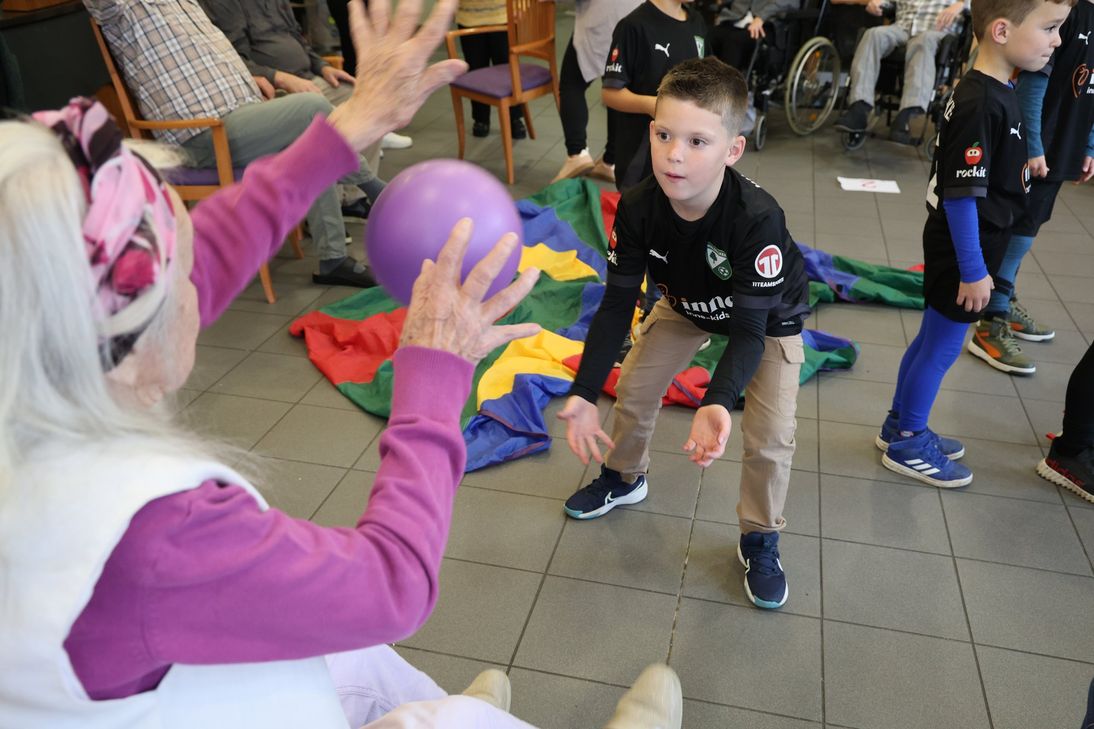 Die Senioren und Waldkicker machen verschiedene Ball- und Wurfspiele.