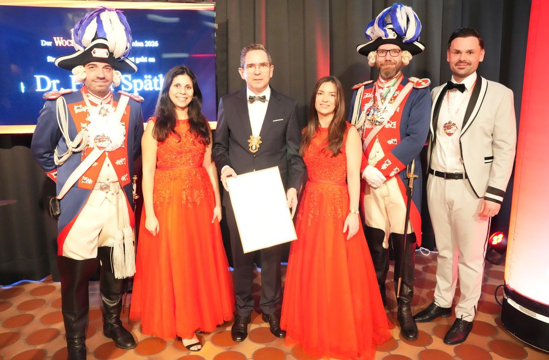 Peter Späth mit den Prinzenempfangs-Assistentinnen  Jasmin und Janina, Vertretern der Stadtgarde Trier und Wochenspiegel Media-Sales-Leiter Patrizio Nuvoli