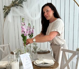 Eventplanerin Verena Jansen präsentiert ihre Ideen in der Monschauer Altstadt.