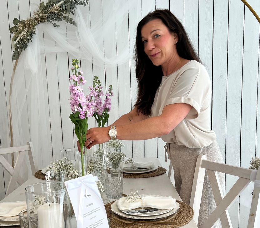 Eventplanerin Verena Jansen präsentiert ihre Ideen in der Monschauer Altstadt.