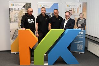 Die Kreisspitze präsentiert das neue Logo des Landkreises Mayen-Koblenz: Landrat Marko Boos (2.v.l.), Erster Kreisbeigeordneter Pascal Badziong (rechts) sowie die ehrenamtlichen Kreisbeigeordneten Achim Hütten  (links) und Jens Firmenich.