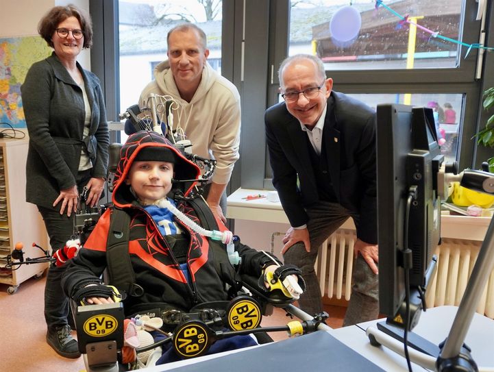 Tim sowie sein Betreuer Wladimir Kurz und seine Klassenlehrerin Barbara Männle führen Bürgermeister Joachim Weber die neuen technischen Möglichkeiten vor.
