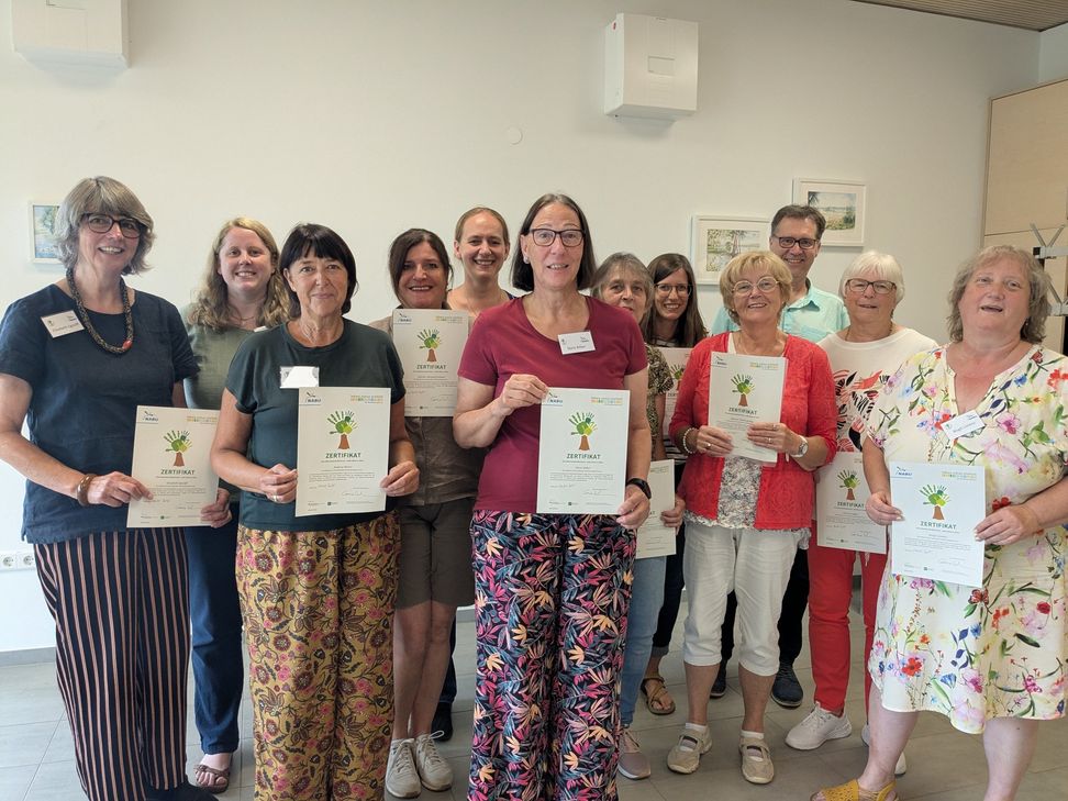 Zwölf ehrenamtliche Seniorinnen und Senioren aus den Landkreisen Bitburg-Prüm, Trier-Saarburg, Bernkastel-Wittlich und Vulkaneifel sowie aus der Stadt Trier wurden feierlich im NABU Naturschutzzentrum Rheinauen zu Naturbotschaftern zertifiziert.
